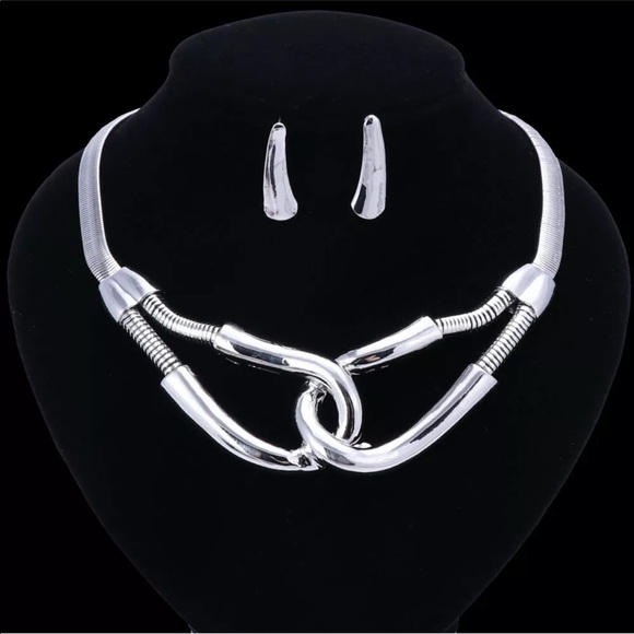 Jewelry - Eye Catching Silver Necklace/Earring Set